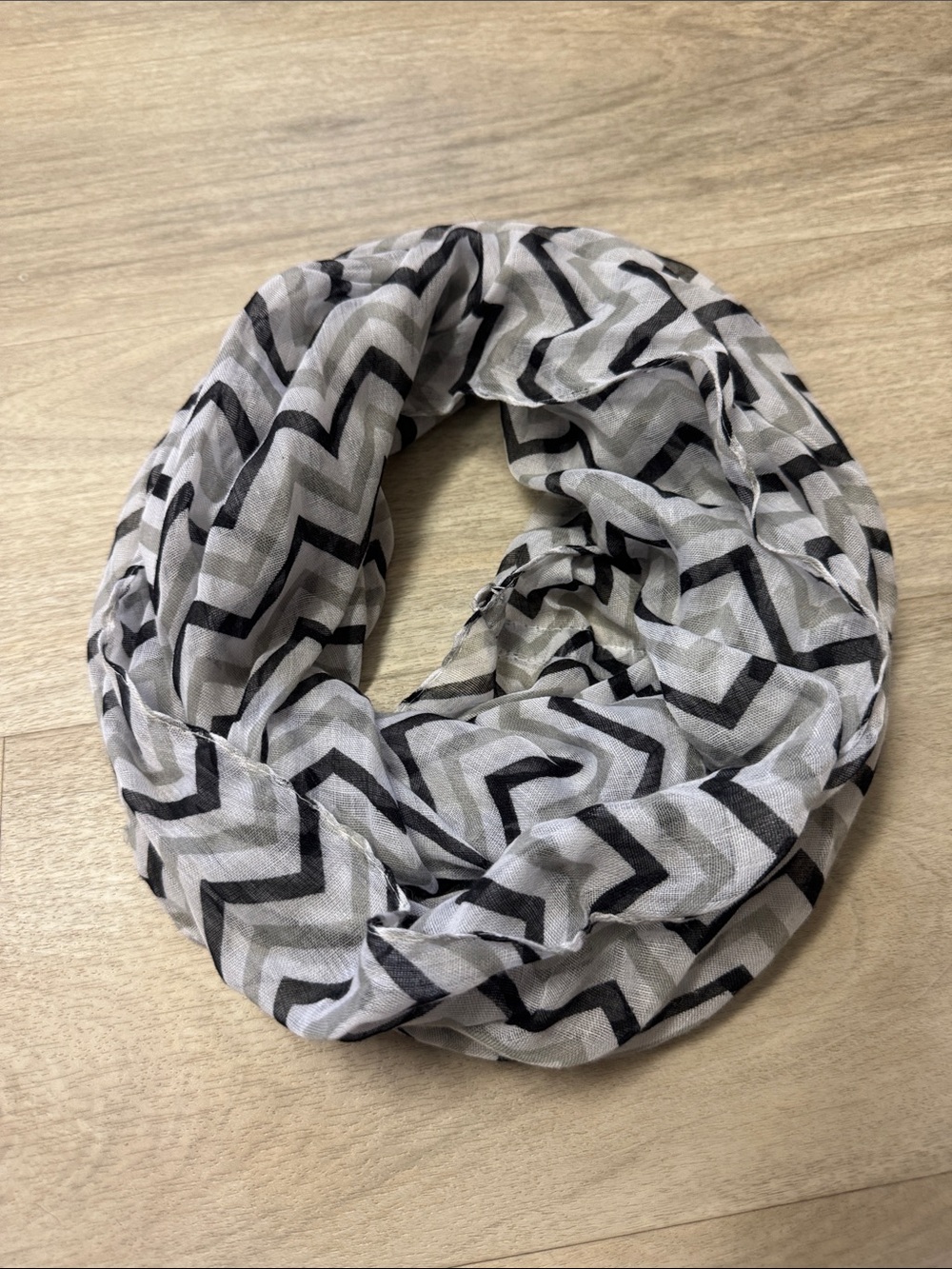 Lightweight Black & White Zigzag Scarf